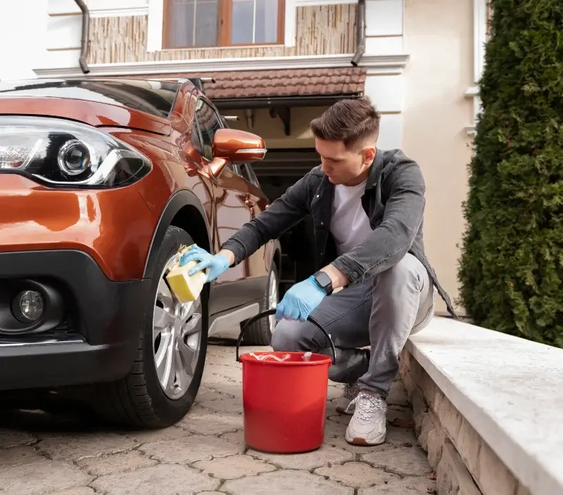 Lavage auto à domicile Les Roches-de-Condrieu : professionnel intervenant sur un véhicule